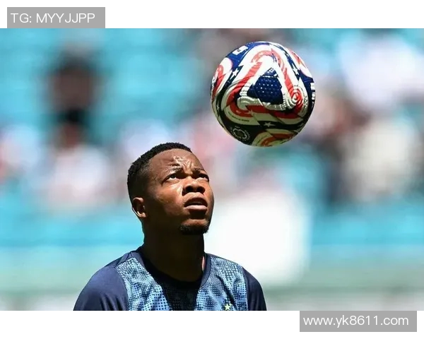 贝利如何从贫困少年成长为世界足球传奇明星的奋斗历程